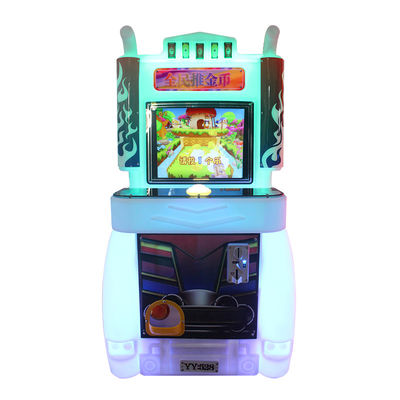 Les enfants de poussoir de pièce de monnaie cumulent deux emplois le joueur d'Arcade Machine For 2 de boîte de trésor
