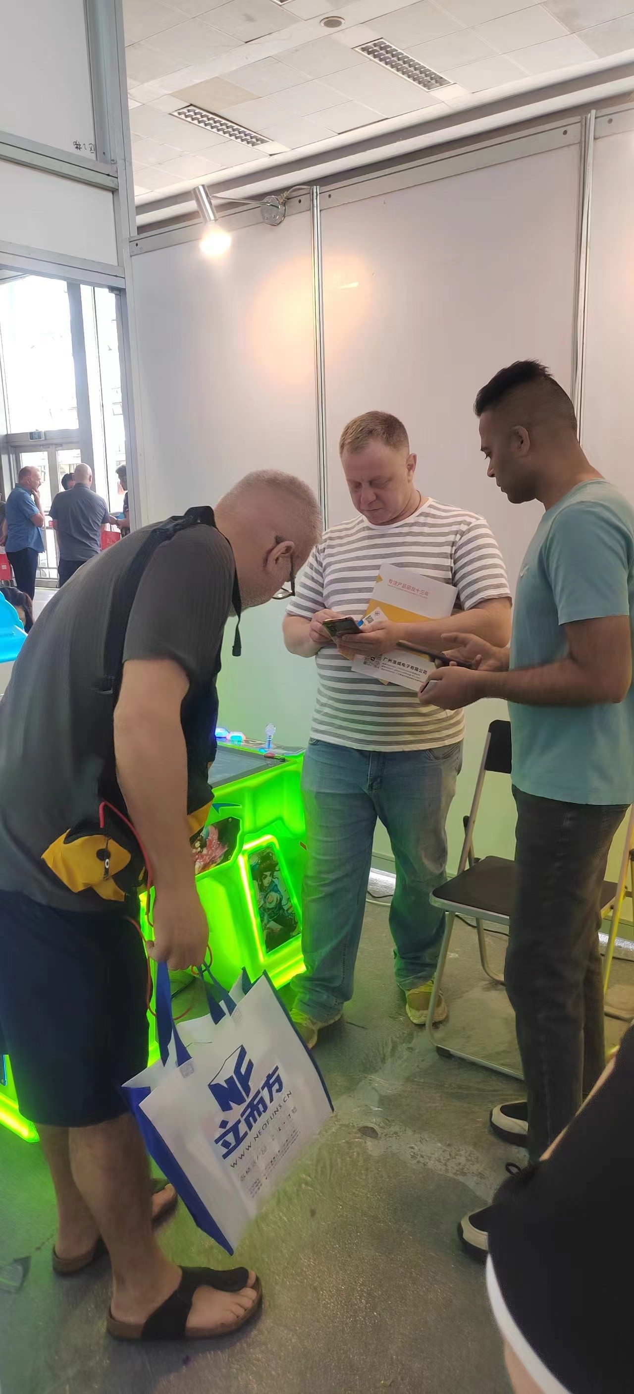 Dernière affaire concernant L'équipement de loisirs Yuxin brille à l'exposition, attirant des marchands de plusieurs pays pour commander des machines de loisirs pour terrain de jeux pour enfants